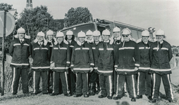 OVI-00000719 brandweer, hele ploeg met helm en pak